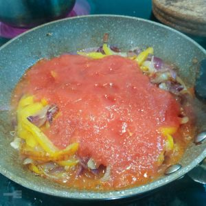 Shakshuka - Anadir tomate